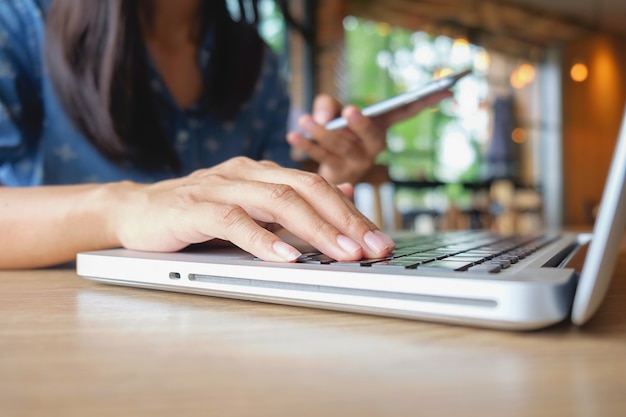 Foto gratuita divano vivente divano domestico libro bancario