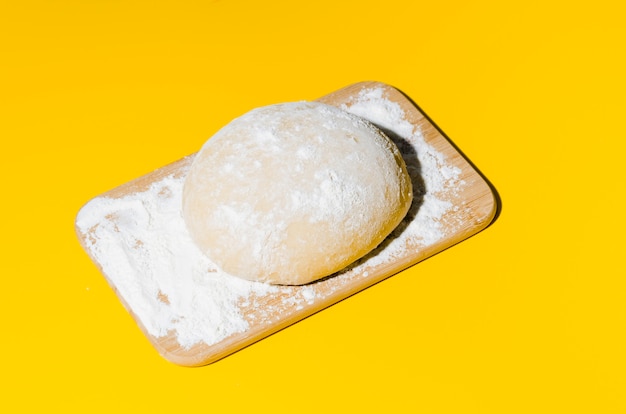 Буханка хлеба с цветным фоном
