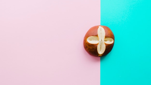 Foto gratuita pagnotta di pane con sfondo di colore