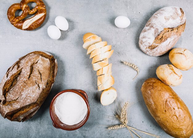 Pagnotta di pane con ingredienti in cima grigio