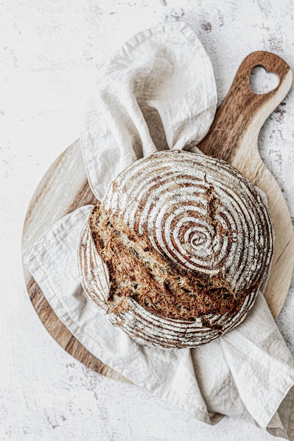 Pagnotta di pane fatto in casa sul tagliere di legno