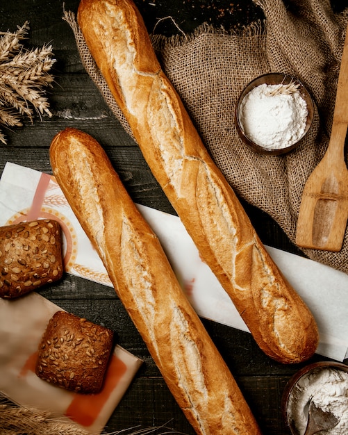 Foto gratuita pagnotta di pane bianco