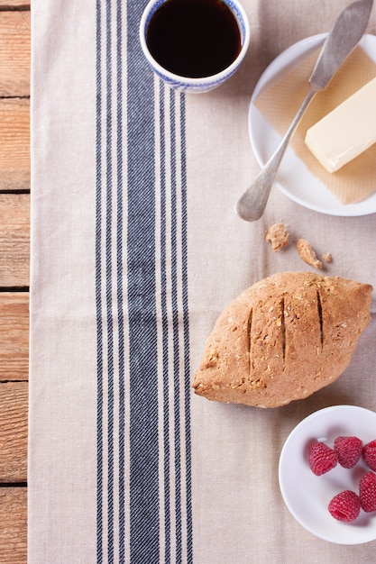 Pagnotta con altri ingredienti per la prima colazione