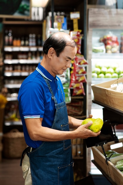 彼のビジネスの世話をしている地元の小売業者