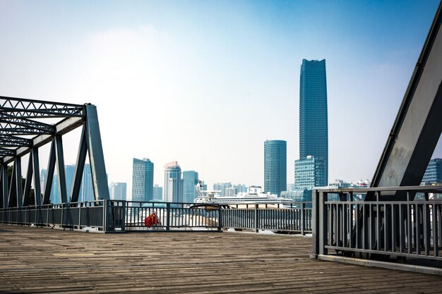 백 년 전 상하이에 위치한 강철 다리.