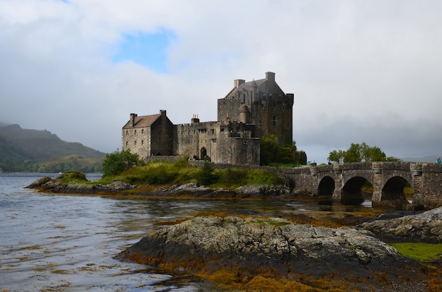 스코틀랜드의 Eilean Donan Castle을 둘러싸고 있는 Loch Duich.