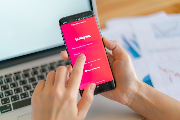 Loei, tailandia - 10 maggio 2017: mano che tiene samsung s8 con applicazione mobile per instagram sullo schermo.