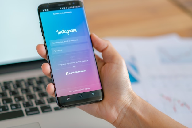 ルーイ、タイ -  2017年5月10日：Instagramのモバイルアプリケーションでsamsung s8を手に持ち、画面に表示する。