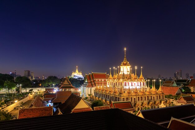 タイのバンコクの朝の間にラチャダムノエンアベニューのワットラチャナトダラム寺院にあるロハプラサートまたはアイアンキャッスル修道院