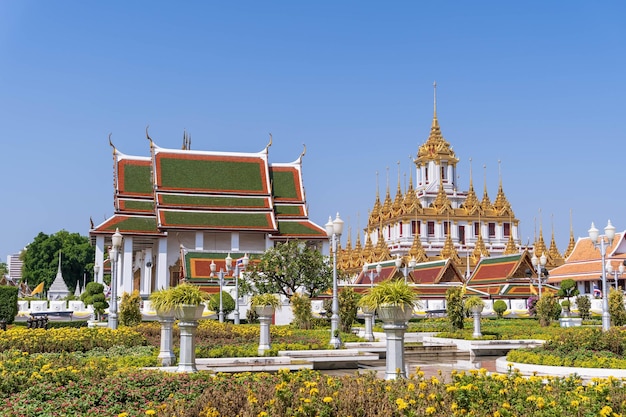 태국 방콕 라차담넌 애비뉴(Ratchadamnoen avenue)에 있는 왓 라차낫다람(Wat Ratchanatdaram) 사원의 로하 프라삿(Loha Prasat) 또는 철 수도원