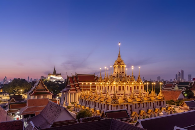 無料写真 タイのバンコクの朝の間にラチャダムノエンアベニューのワットラチャナトダラム寺院にあるロハプラサートまたはアイアンキャッスル修道院