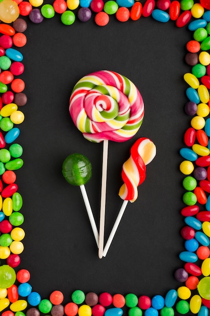 Free photo lollipops with delicious sweets frame