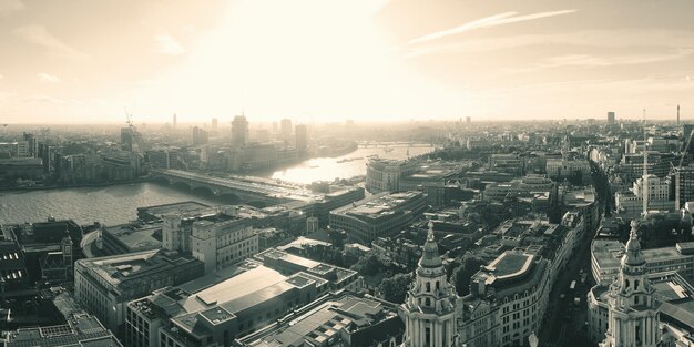 Панорама с видом на крышу лондонского города в черно-белом цвете с городской архитектурой.