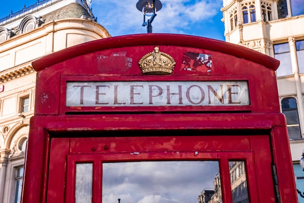 Лондон англия знаменитая британская старая красная телефонная будка