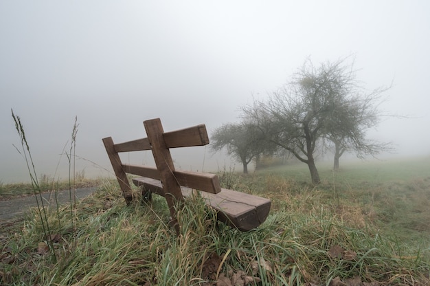 霧深い天候の孤独なベンチ