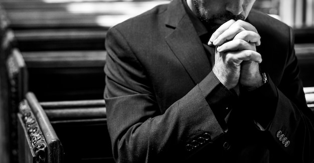 교회에서 기도하는 외로운 기독교 남자