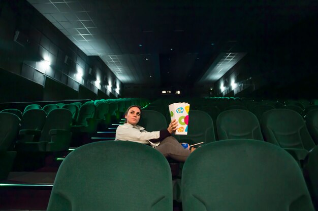 大きな映画館の孤独な女の子 無料の写真
