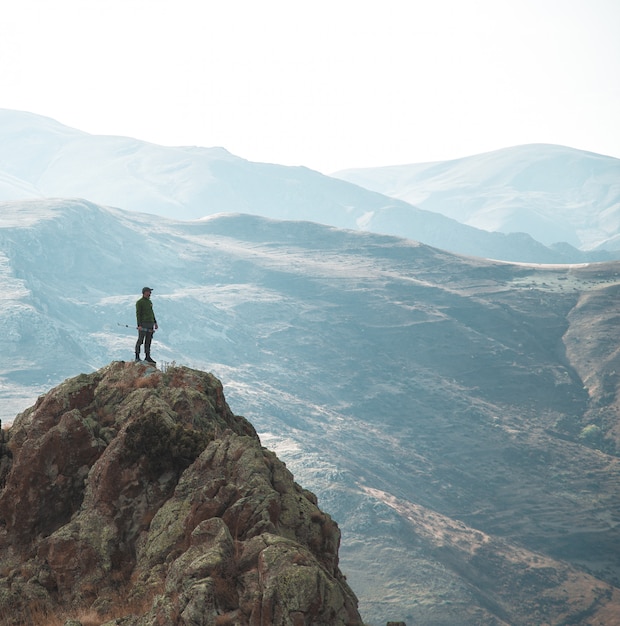 Foto gratuita escursionista solitario