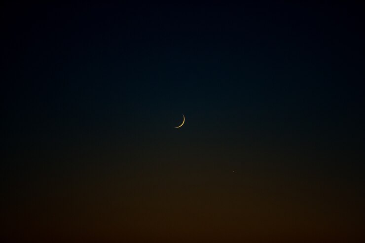 무료 Photo 어두운 밤하늘에 외로운 달