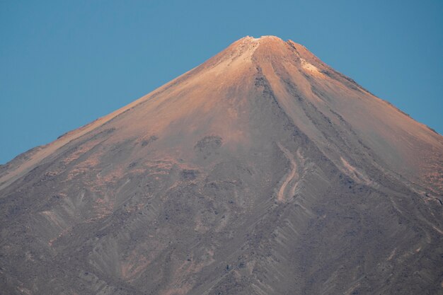 日没までの孤独な山頂