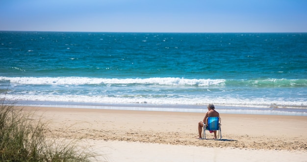 브라질 해변에서 좋은 날씨를 즐기는 외로운 사람
