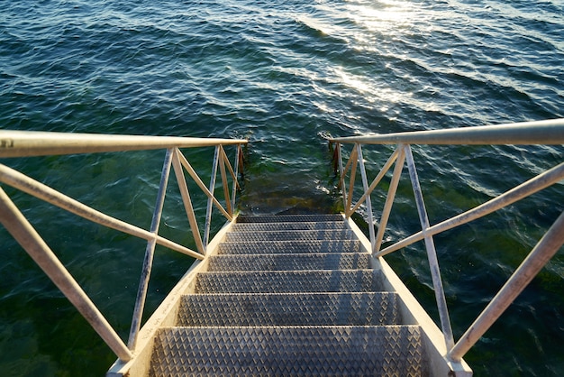 海沿いロンリー階段