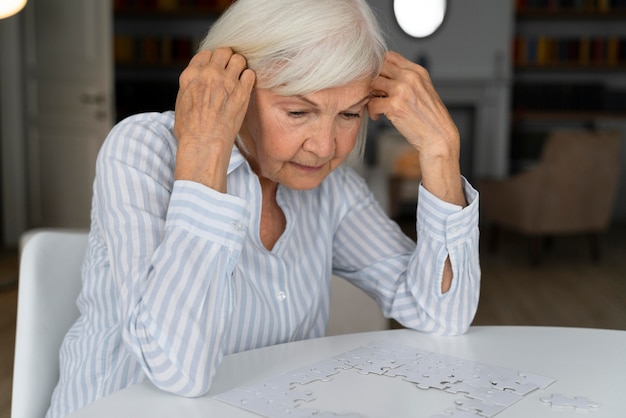 Foto gratuita donna sola che affronta la malattia di alzheimer