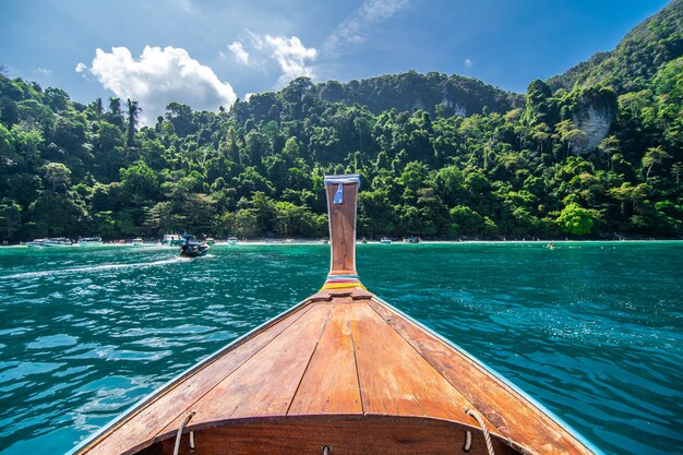 Длинные шлюпка и открытое море на заливе Майя в острове Phi Phi, Krabi Таиланде.