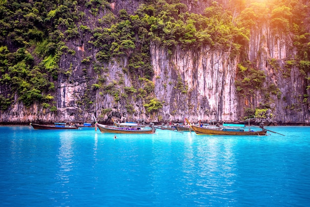 피피 섬, 태국 크라비 마야 베이에서 긴 보트와 푸른 물.