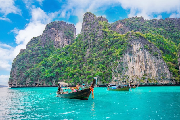 タイ、クラビのピピ島のマヤベイでの長いボートと青い水。