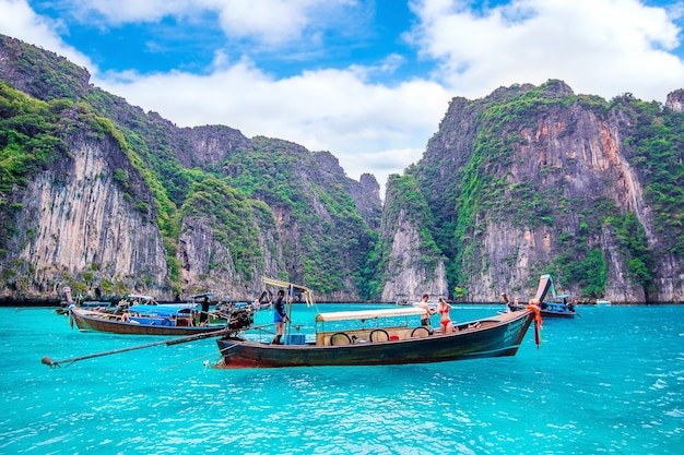 Foto gratuita barca lunga e turista alla baia di maya sull'isola di phi phi. foto scattata il 1 dicembre 2016 a krabi, in thailandia.