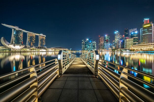 夜に照らされた街の間の長い橋