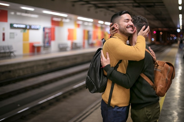 Foto gratuita riunione di coppia di relazioni a distanza dopo molto tempo