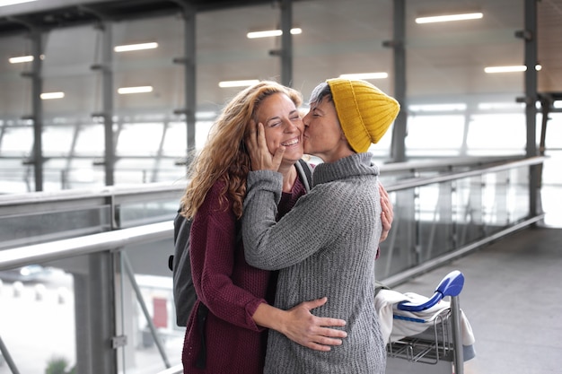 Foto gratuita riunione di coppia di relazioni a distanza dopo molto tempo