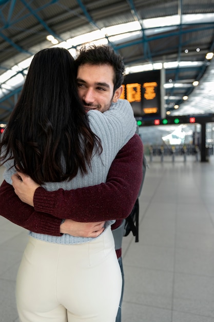 Foto gratuita incontro di coppia con relazioni a distanza