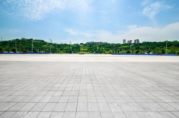 スカイラインのある現代都市広場の長い空の歩道