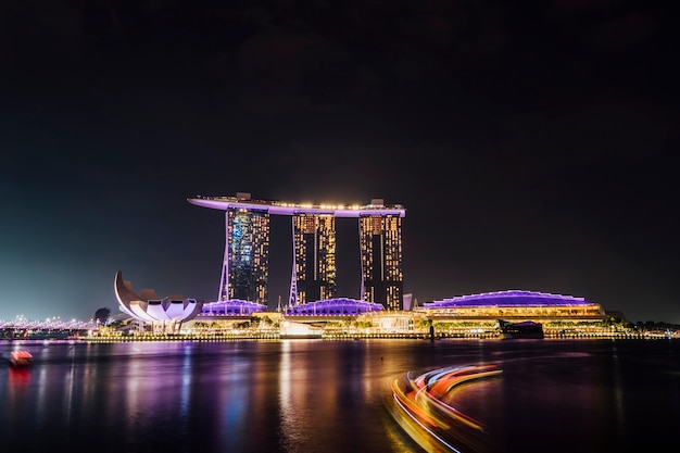 夜のシーン、シンガポールのマリーナベイの長時間露光