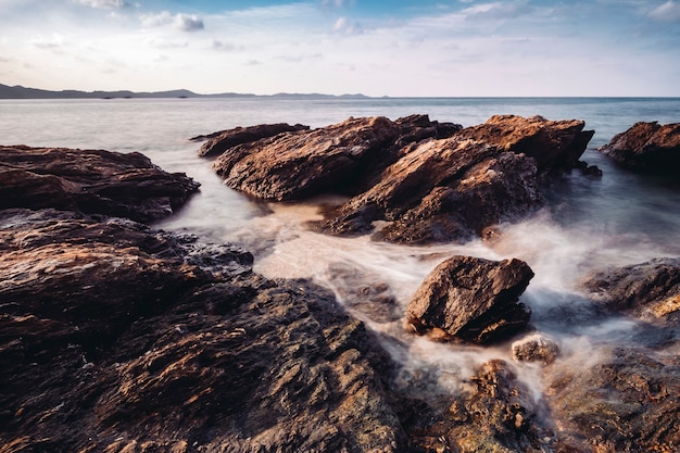 長時間露光の岩とタイの海の海岸