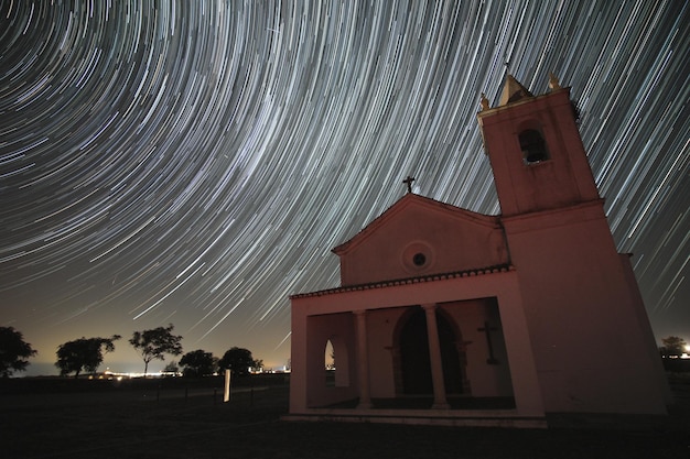 Foto gratuita colpo a lunga esposizione di una scia di stelle in portogallo