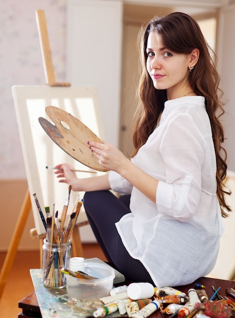 Free photo long-haired female artist