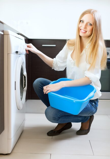 洗濯機を使用して長髪の女性