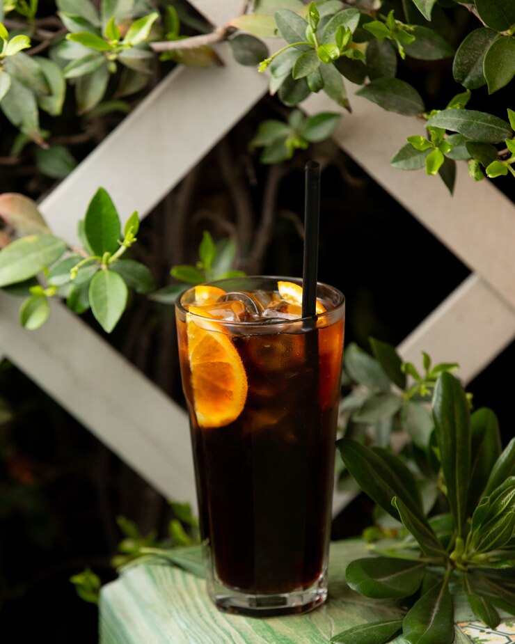 Free Photo long island cocktail with lemon slice