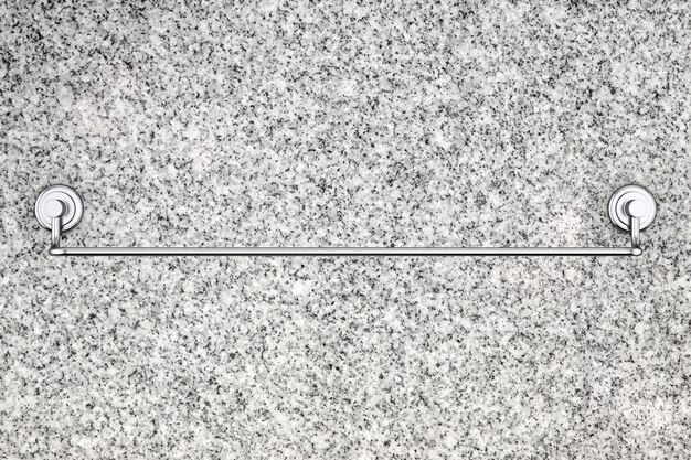 大理石の壁の背景に長い新しいステンレス鋼のタオルホルダーラック。 3dレンダリング