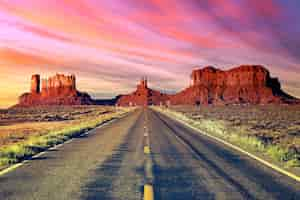 Foto gratuita lunga strada alla monument valley al tramonto