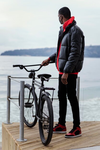 成人男性と彼の自転車のロングショット