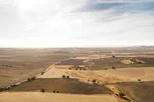 Foto gratuita colpo lungo di bellissimi campi e colture prese da drone