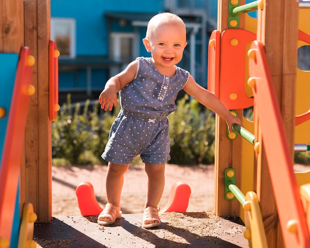 Foto gratuita campo lungo di bel bambino che gioca fuori