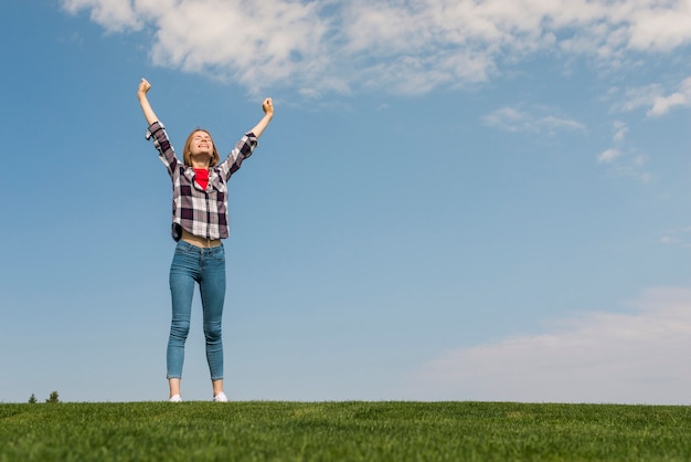 Ragazza della possibilità remota che è felice in natura