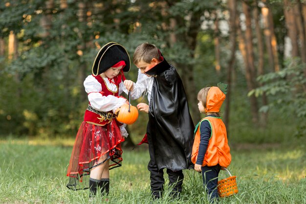 Длинный план детей в костюмах на хэллоуин