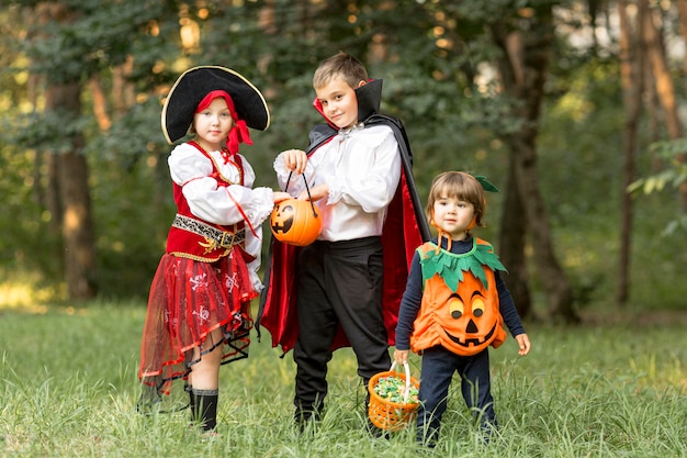 Campo lungo di bambini con costumi di halloween
